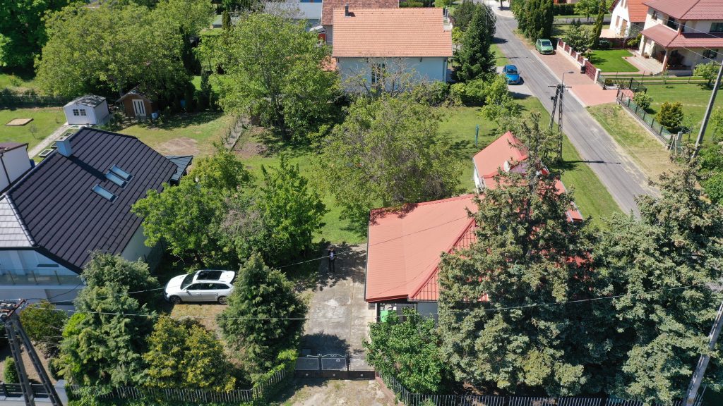Blick von oben Haus + Parkplatz